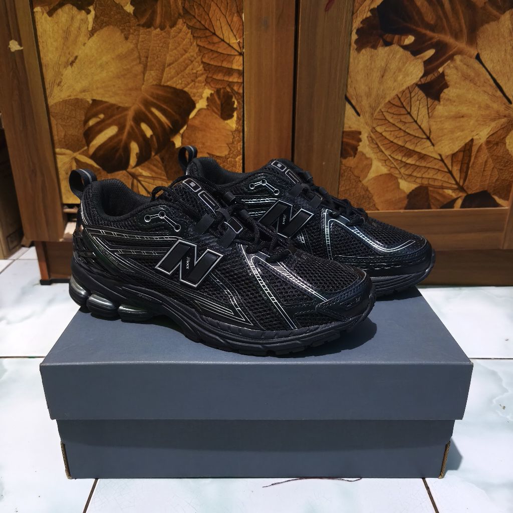 NB 1906R Black Metallic