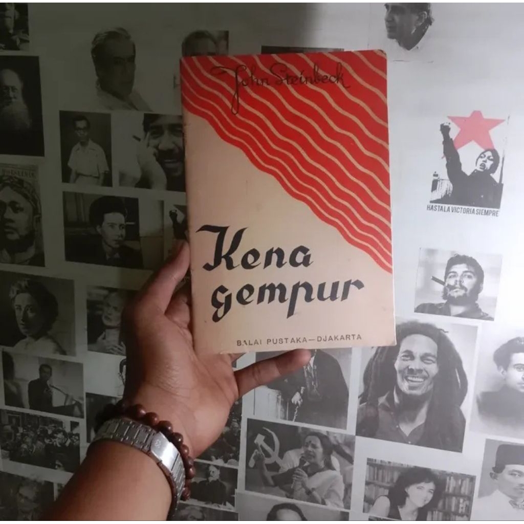 John Steinbeck Dataran Tortilla / The Moon Is Down / Of Mice and Men / Bulan Turun / George and Lenn