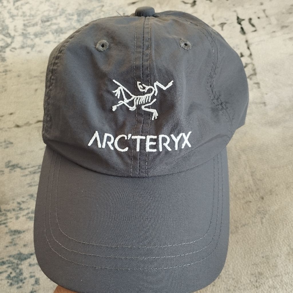 topi arcteryx waterproof