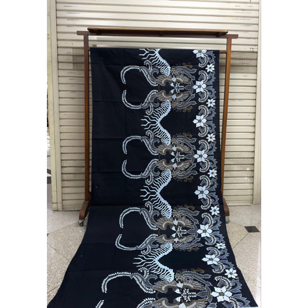 Kain Batik Solo Katun premium motif bunga putih hitam