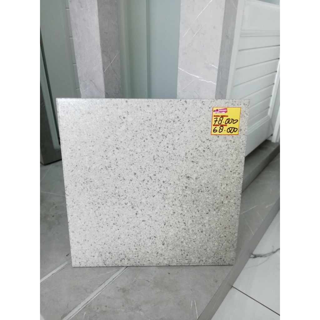 Keramik lantai Matt estonia 40 x 40