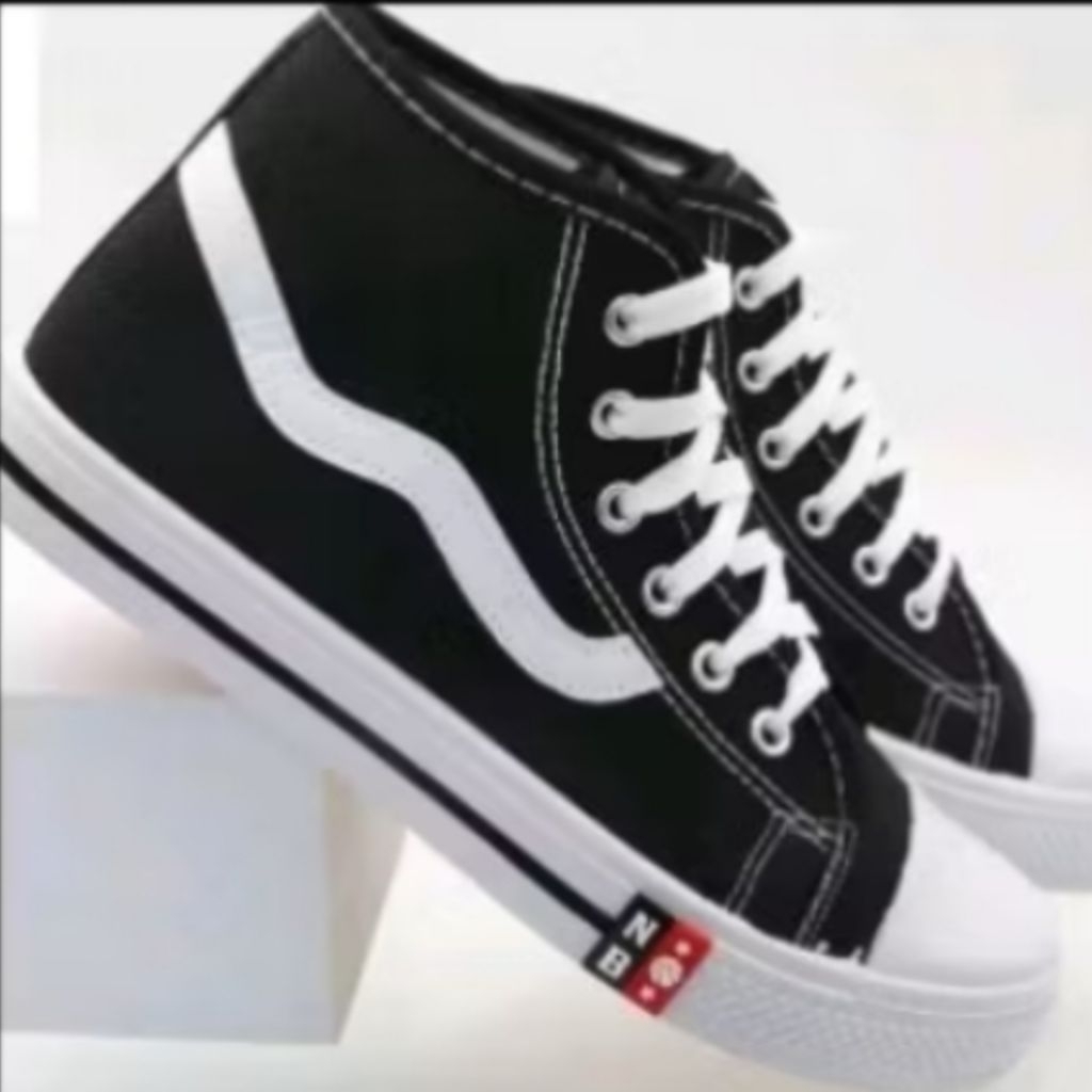 SEPATU SEKOLAH NB CROSS TIPE GY 006 B, BOT,,SOL PUTIH TALI TINGGI, TALI PENDEK, HITAM PUTIH SEPATU A