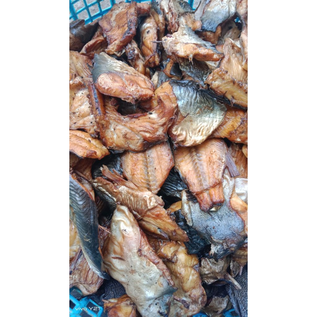 

ikanmanyung asap isi 31-36 biji 1kg#ikan manyung asap atau panggang khas pasuruan pesisir#ikan manyung asap laut#enak lezat halal