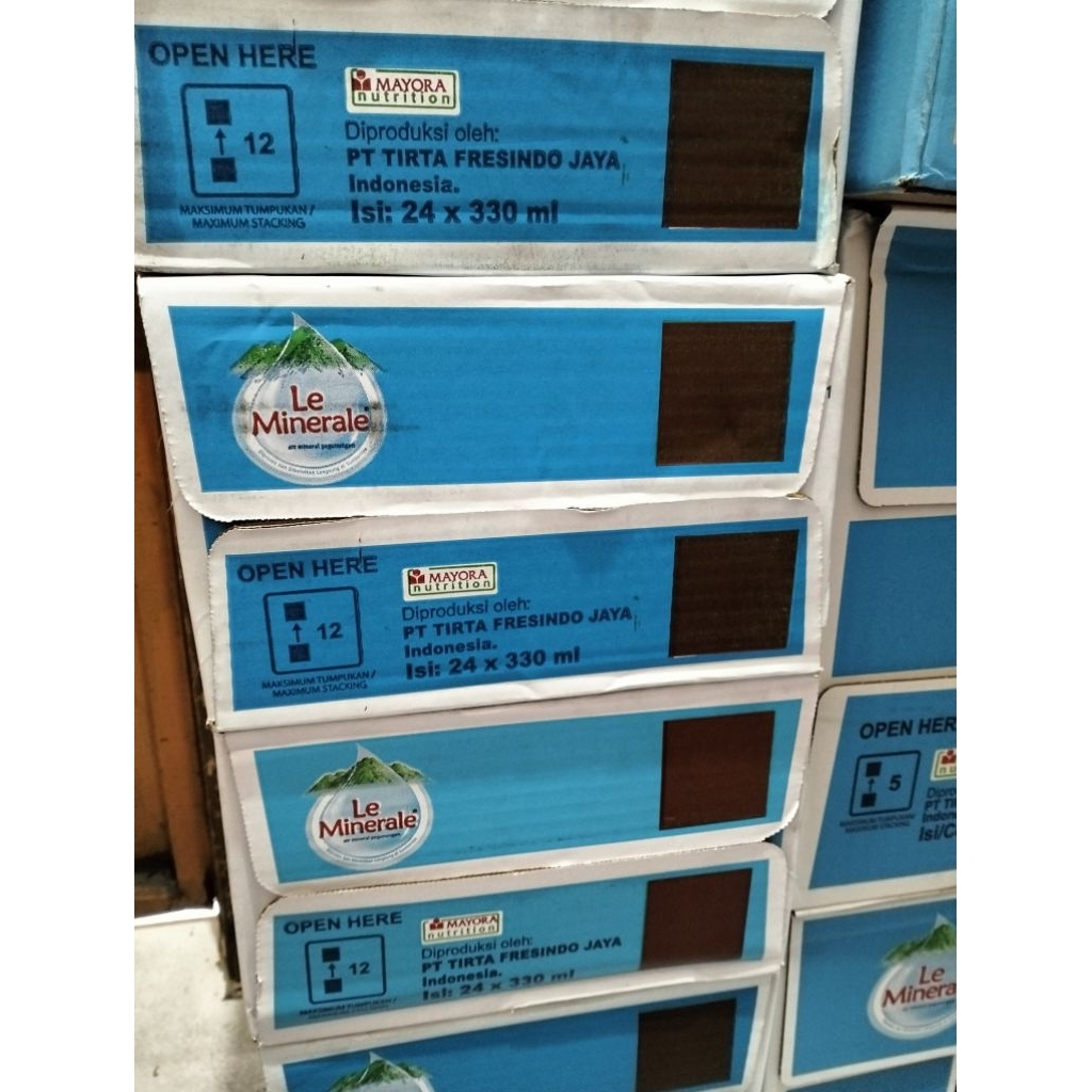 

Air Mineral LE MINERALE ukuran 330 ml