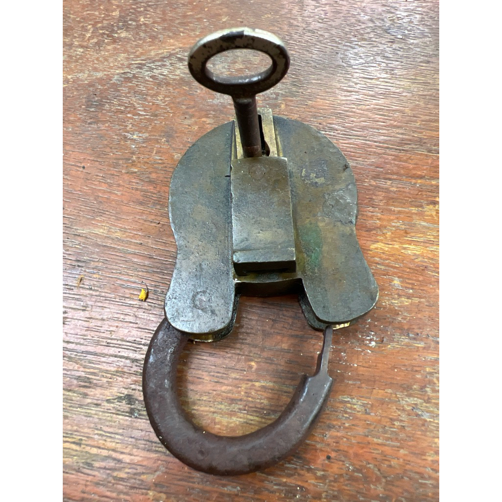 Gembok Pintu Gerbang Kuno Lawas Antik Bahan Kuningan