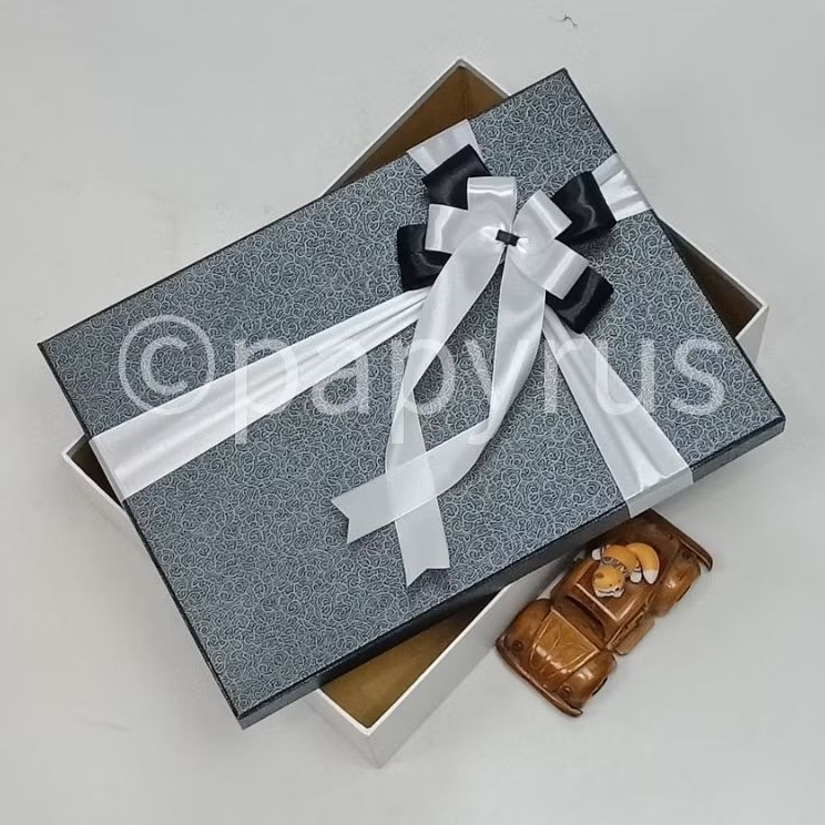 

PAPYRUS Kombinasi 25x35 Tinggi 5cm Kotak Kado Gift Box Hardbox Hampers V1