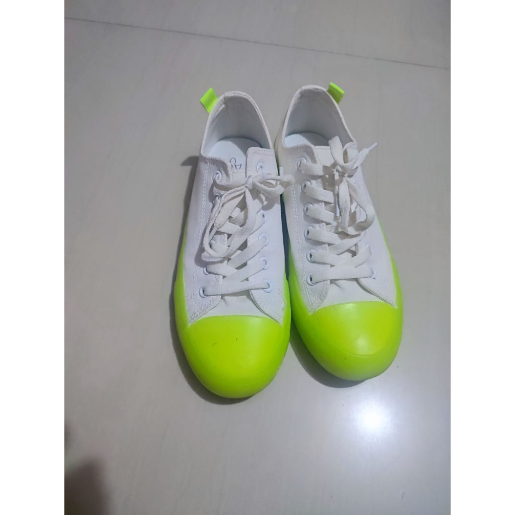 preloved sneakers putih