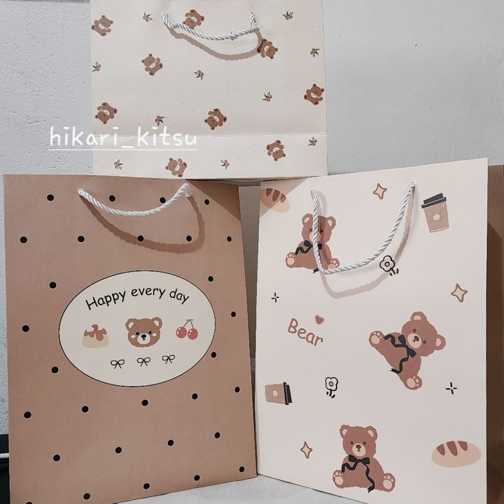 

Paper Bag Cute Bear Mini and Big / Tas Kado Lucu Karakter Beruang Tebal Kecil dan Besar Cream Brown