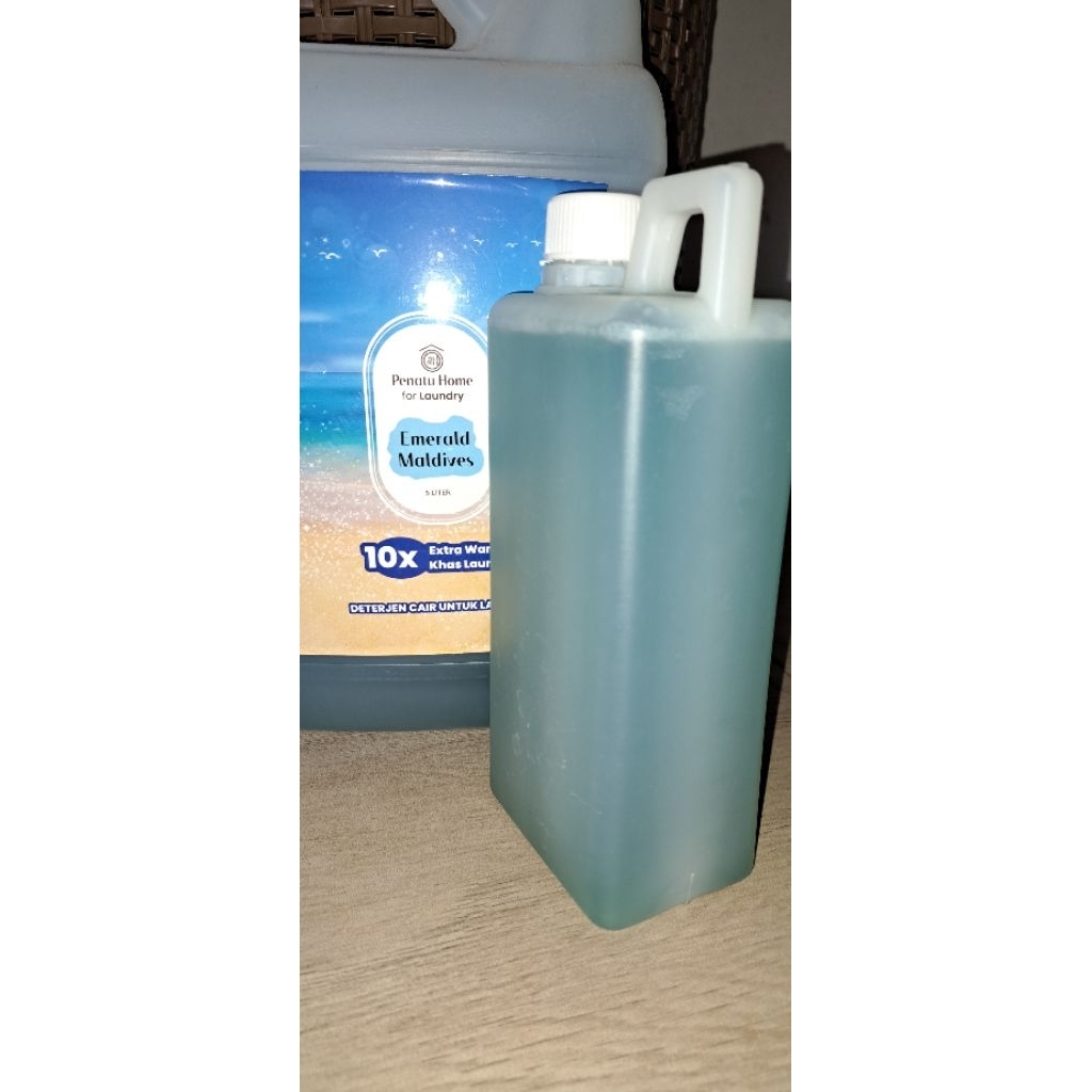 (REPACK) Detergent laundry Penatu home 1 Liter - Emerald Maldives