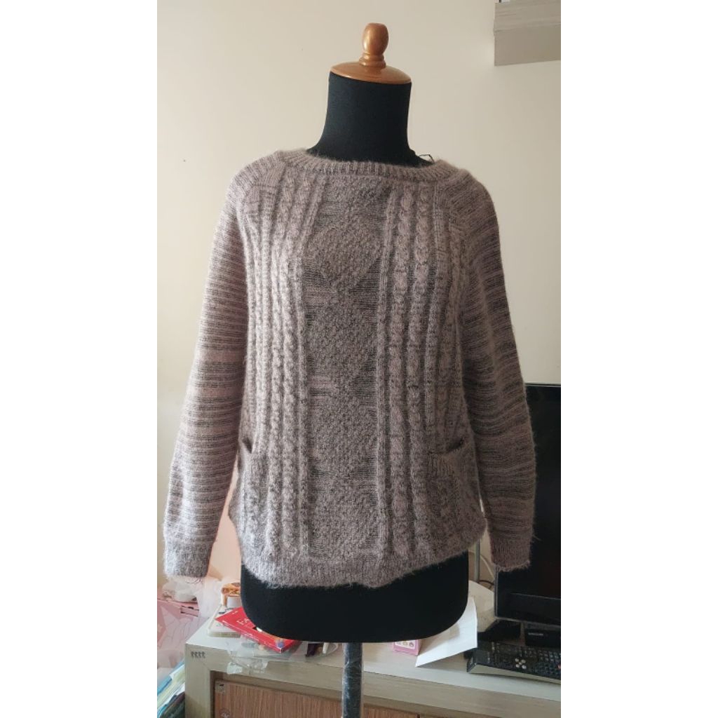 [preloved] Sweater Rajut Baby Pink bermotif