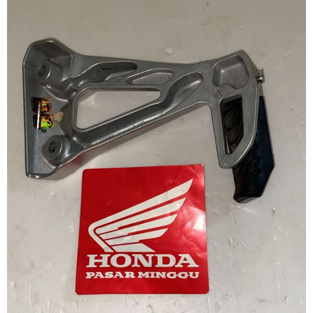 Step Belakang Kiri Set Honda Blade 110 KWB 50705KWB600
