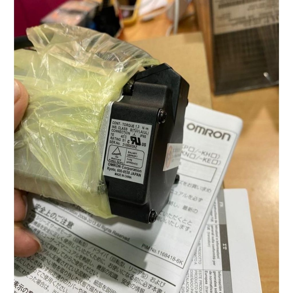 OMRON R88M-KE40030H-S2 AC SERVO MOTOR ORIGINAL