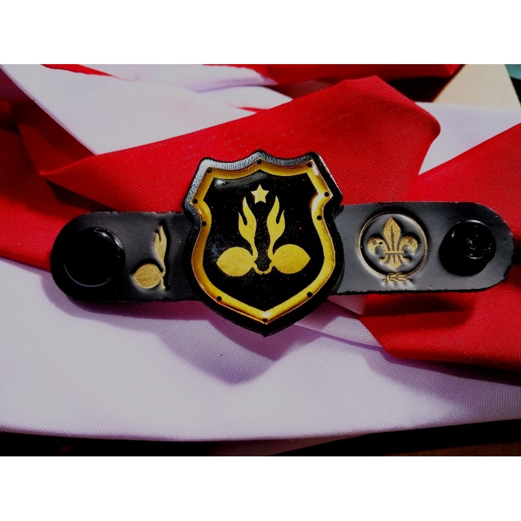 

Ring Kacu Pramuka Gold And Black glosy elegan