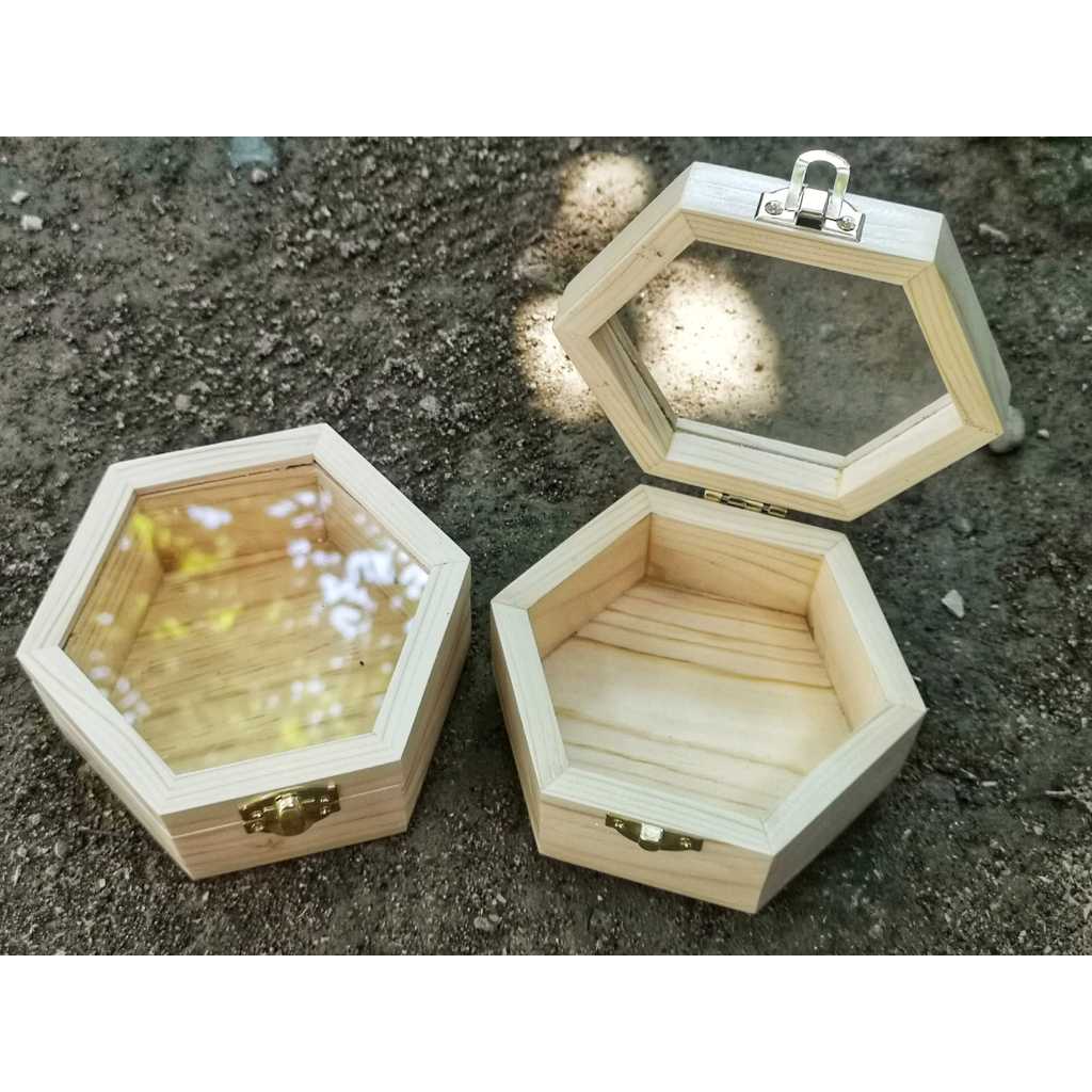 

Mini Ring Box Rustic - Kotak Cincin Lamaran Unik Lucu, Segi Enam 11x6 cm – Tutup Mika & Kunci Gold