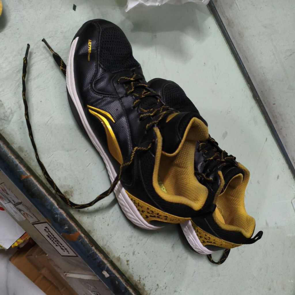 sepatu lining bekas ultra power eur 42 bekas original badminton