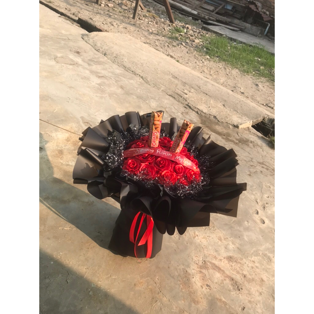 

buket bunga pita satin 20 tangkai wraping gembul+ 2 coklat silver queen