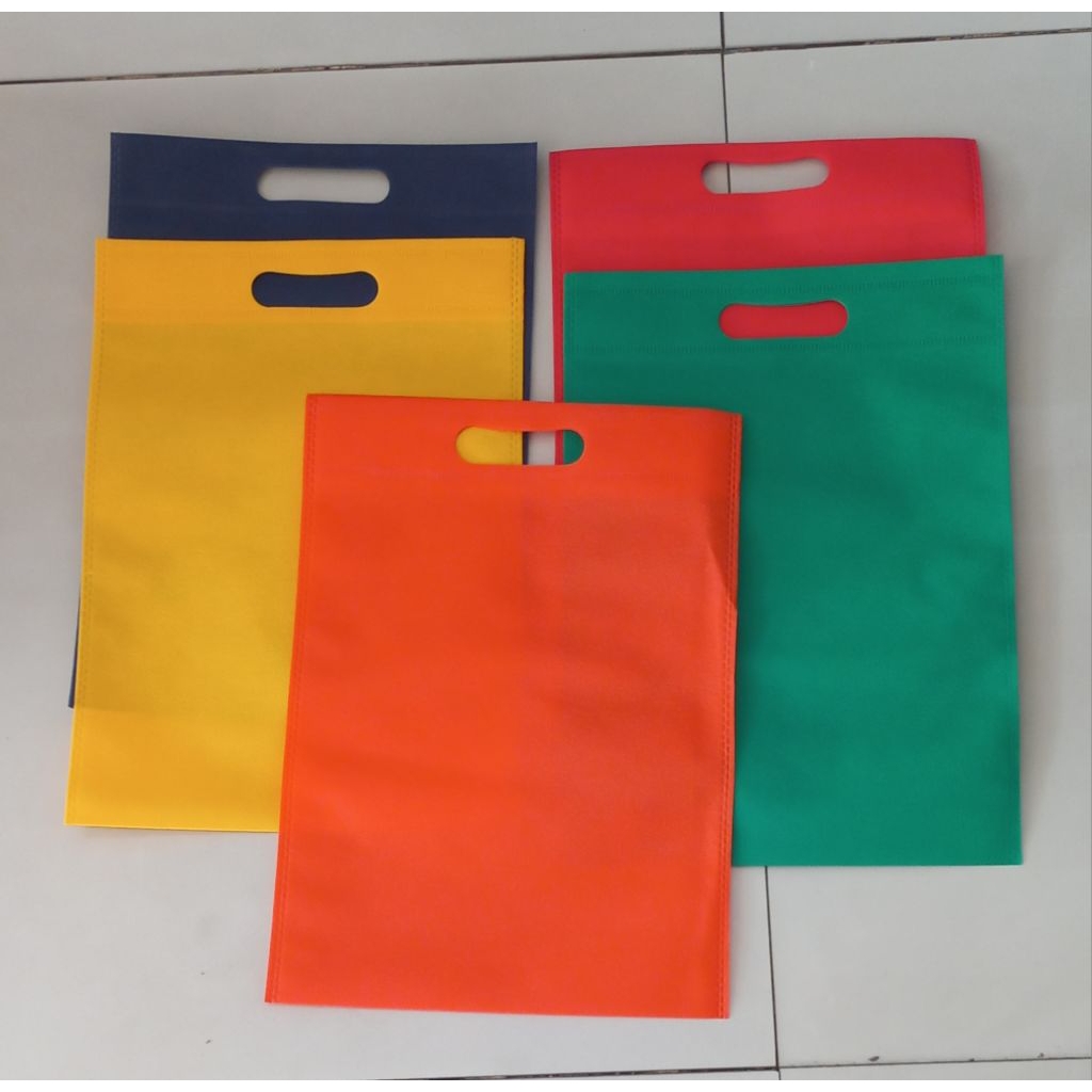 

Tas Spunbond Plong Oval Warna tebal 75 gsm ukuran Sedang (M) 25 x 35 per 10 pcs