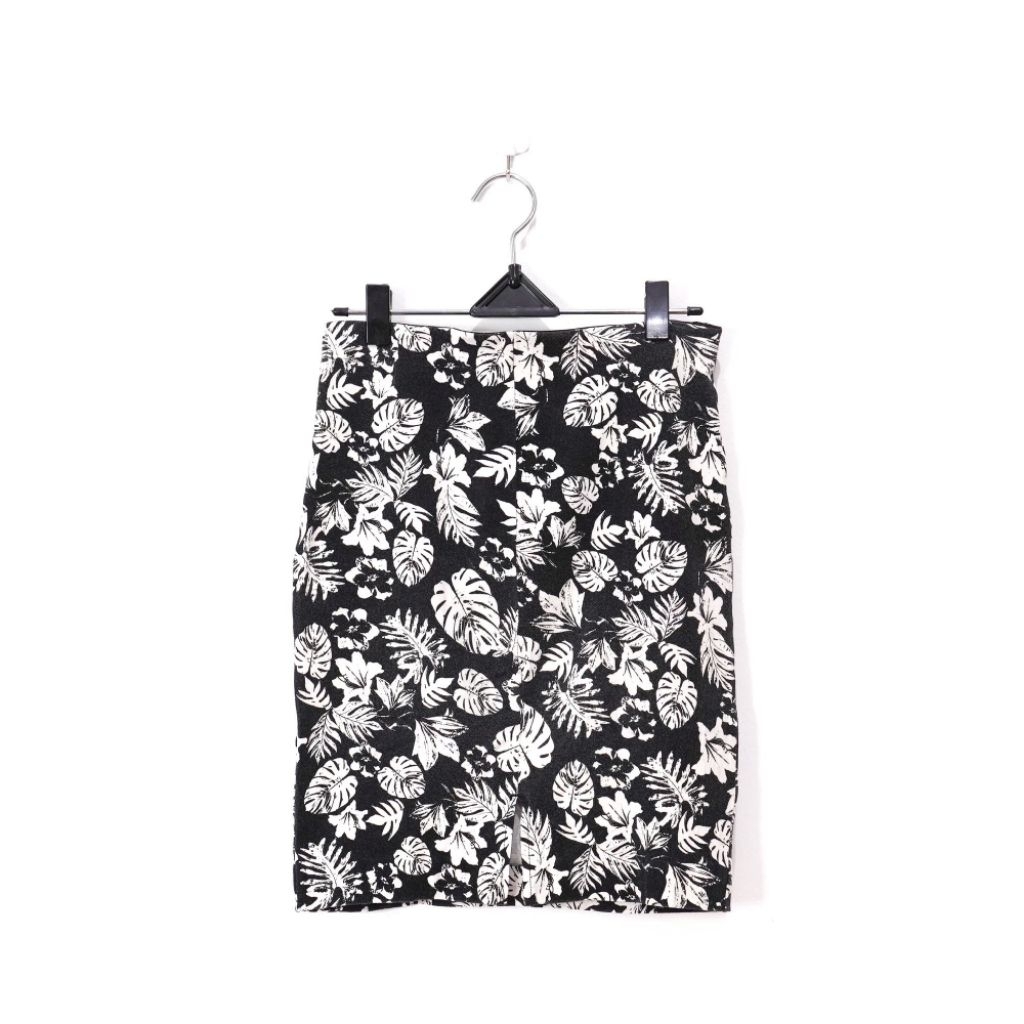 ORI Bardot Floral Skirt - Rok Span Mini Bunga Hitam Putih - BAJU BEKAS BRANDED PRELOVED