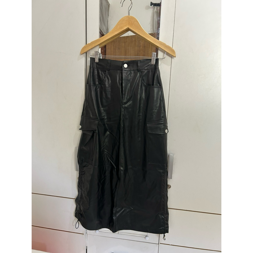(Preloved) Rok hitam kulit, Black skirt leather