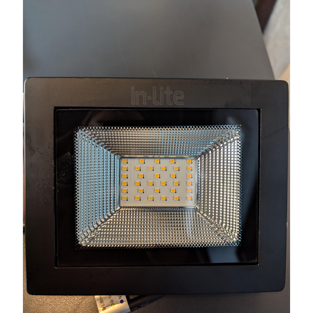 Lampu sorot 30 w warm white