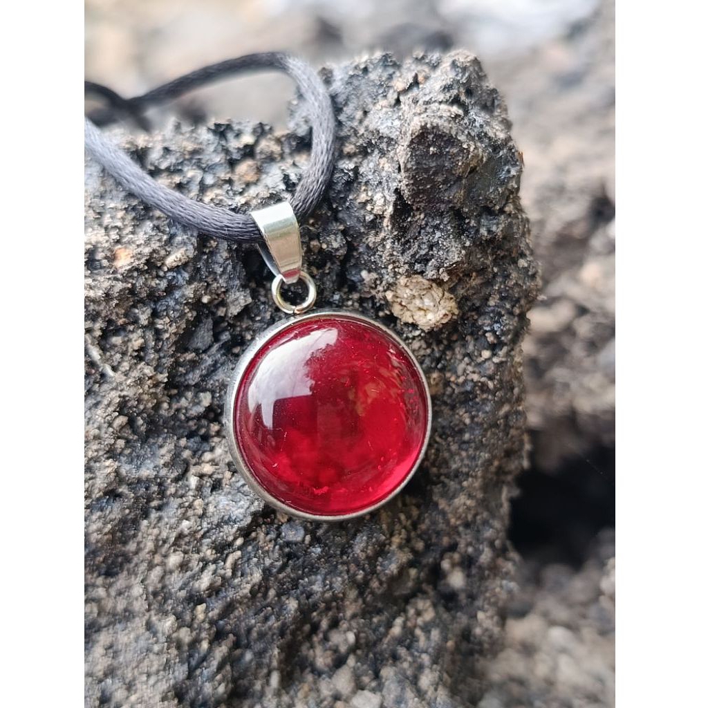 Liontin batu delima merah Siem bulat