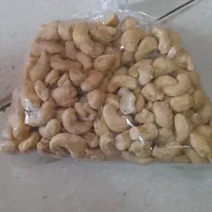 

kacang mede