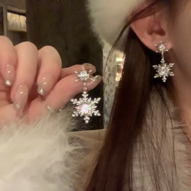 Anting salju  Putih Anti Karat Aksesoris Wanita Korea Style Fashion Flower Anting Bunga Gaya Elegan 