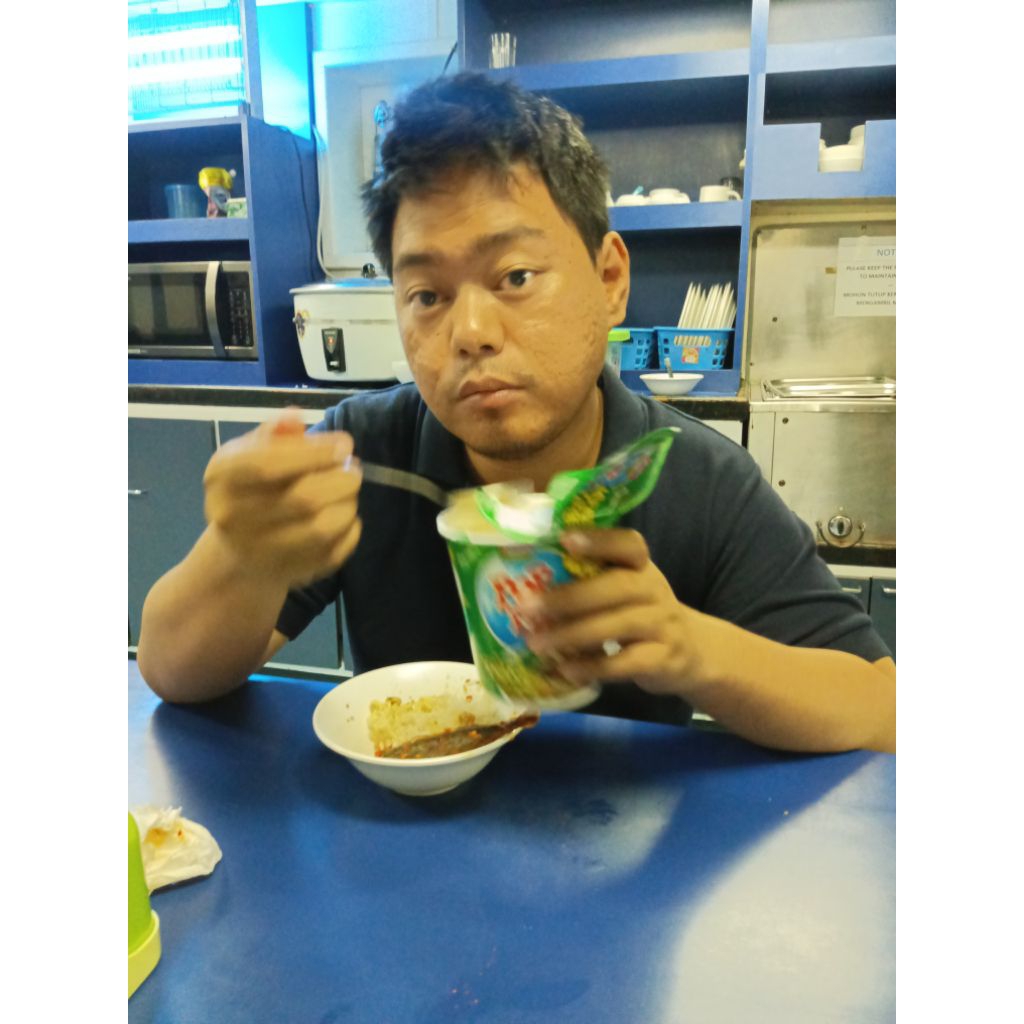 

pop mie dan teman ganteng