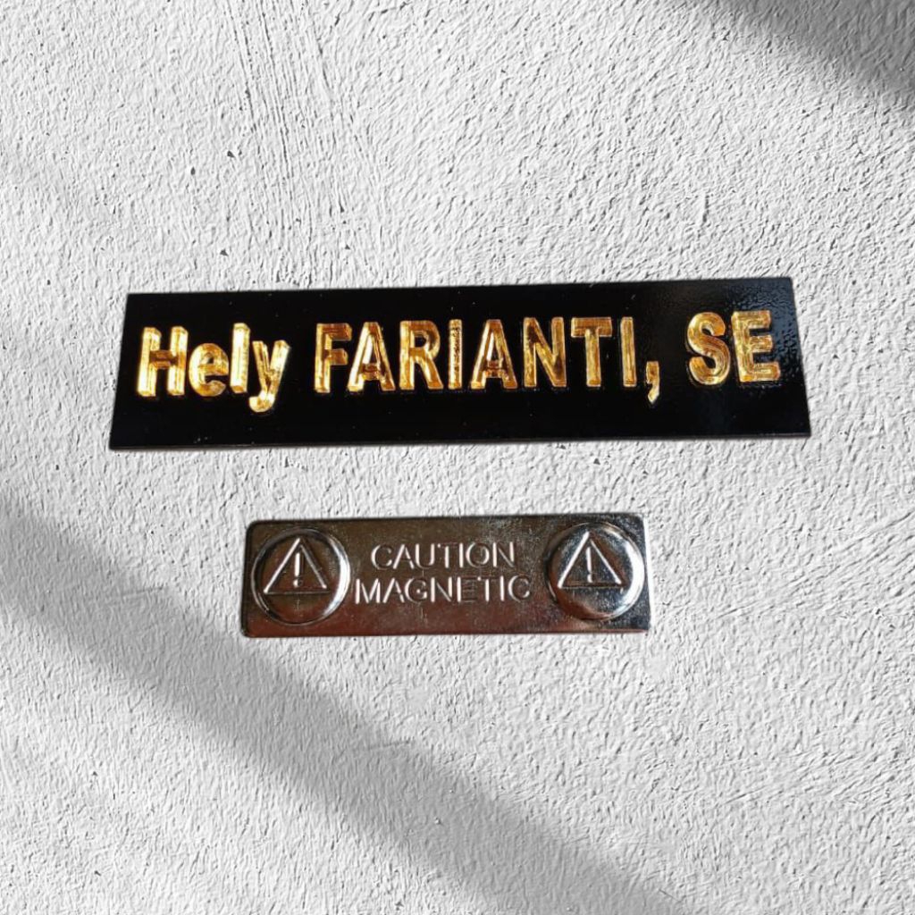 

nametage huruf gold | nametage huruf gold | nametage mengkilap huruf gold | nametage doff huruf gold