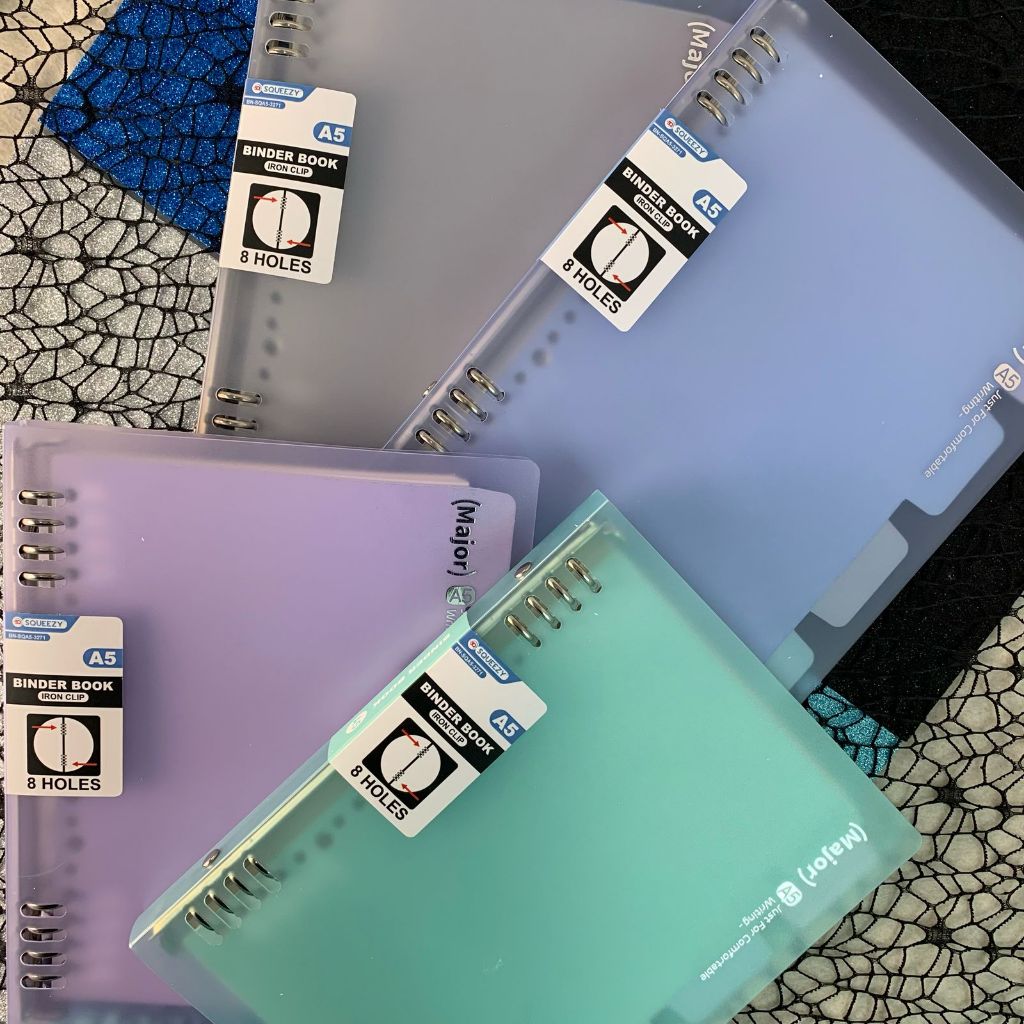

Binder Book Warna Pastel Transparan Squeezy A5 8 Holes SQA5-3271 Stylish & Multifungsi