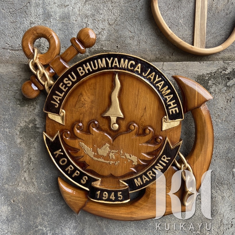 Logo MARINIR ukir kayu Jati