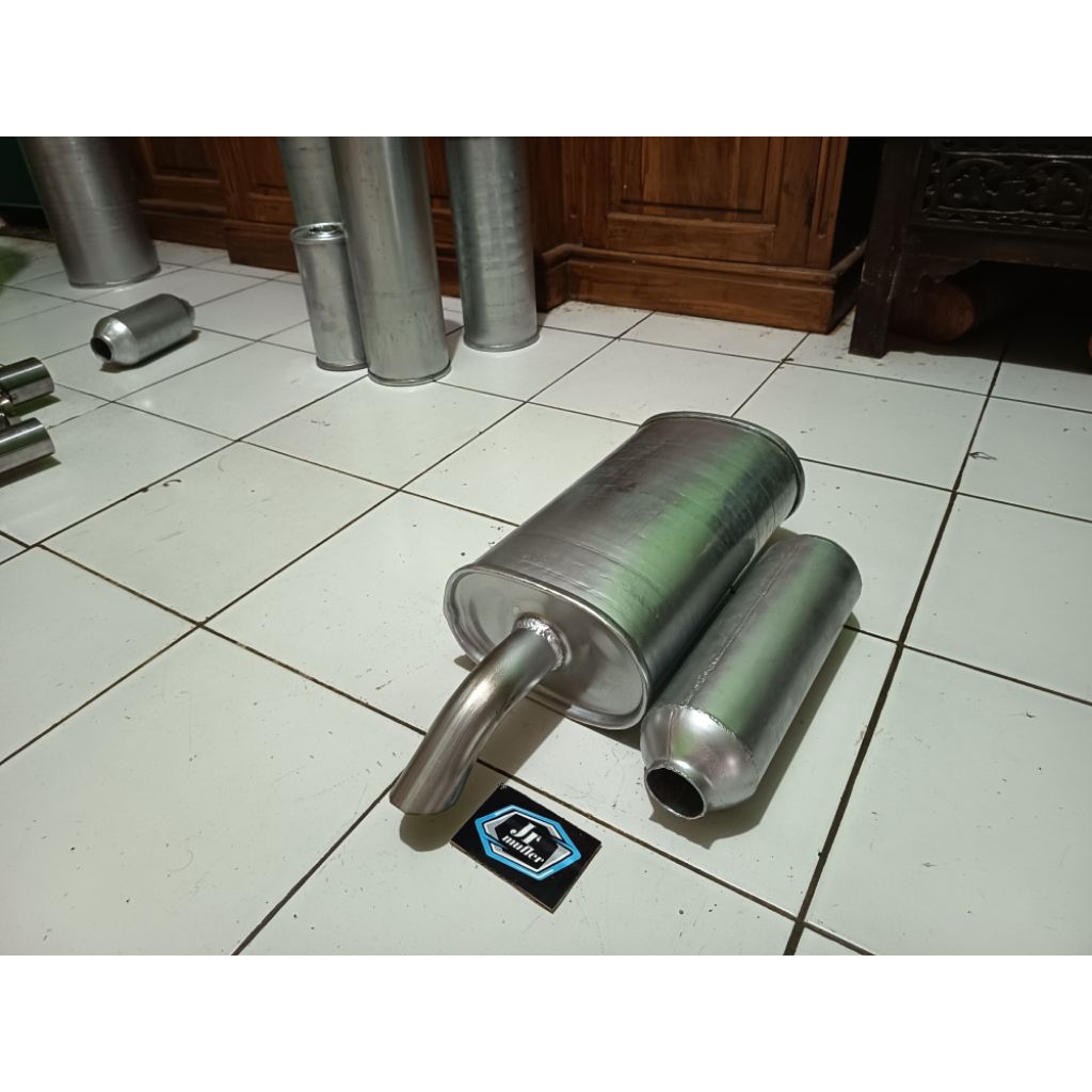 Tabung standar knalpot mobil sedan dan resonator knalpot mobil sedan bensin