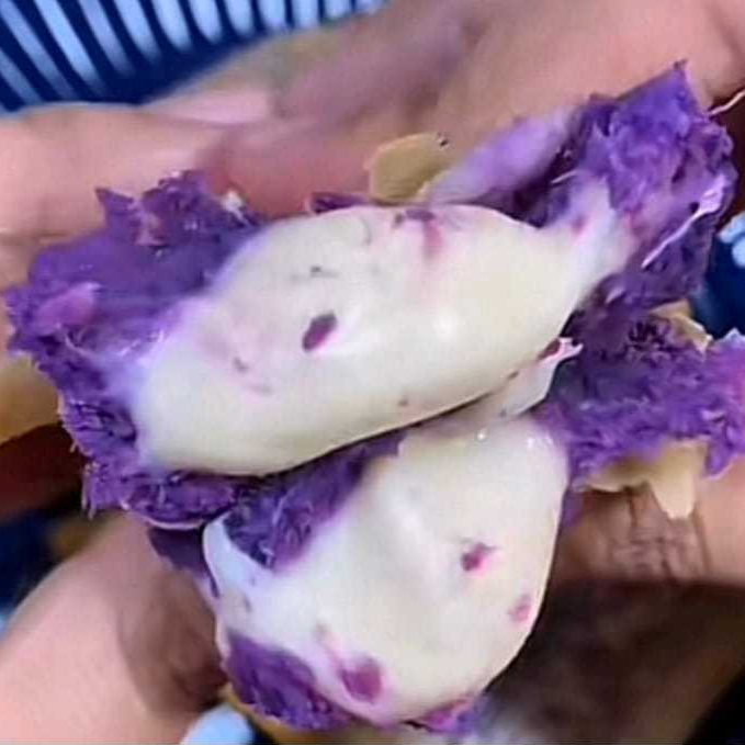 

TheSnackBite_LUMPIA UBI LUMERRR KEJU DAN COKLAT isi 4 pcs KEMASAN VAKUM