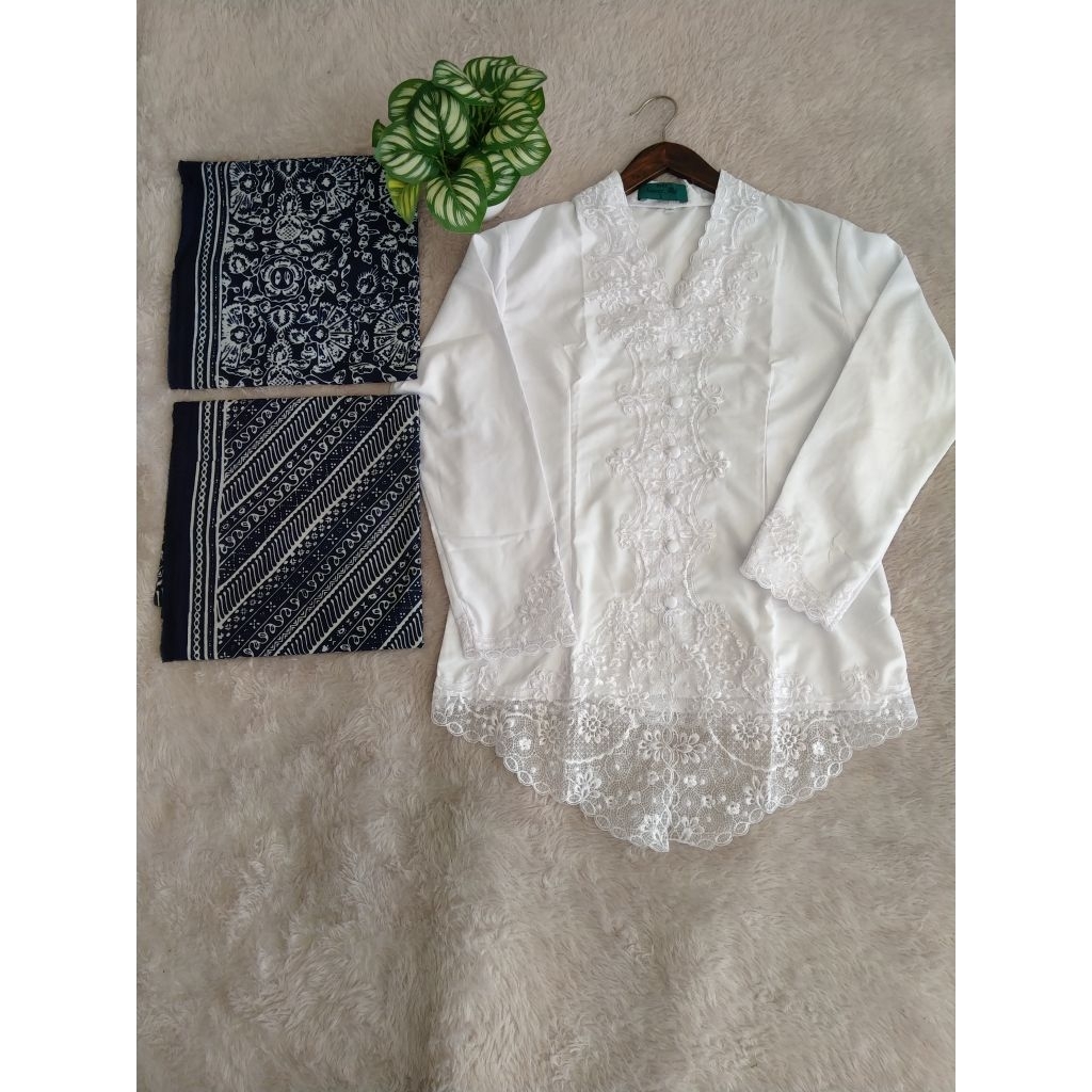 Kebaya Encim putih