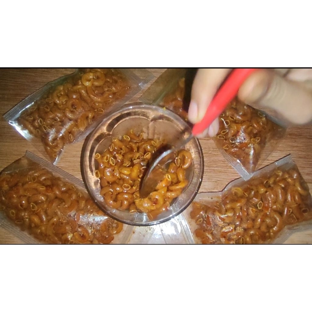 

Terlaris makaroni seblak kering pedas aroma daun jeruk gurih dan renyah