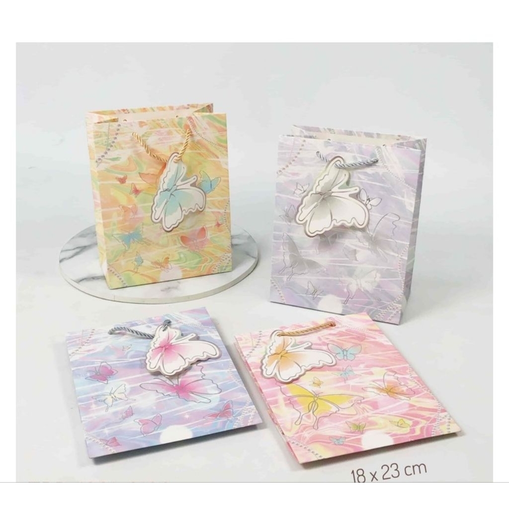 

Paperbag Tempat Hadiah Gift Motif Kupu Ukuran 18 x 23 CM