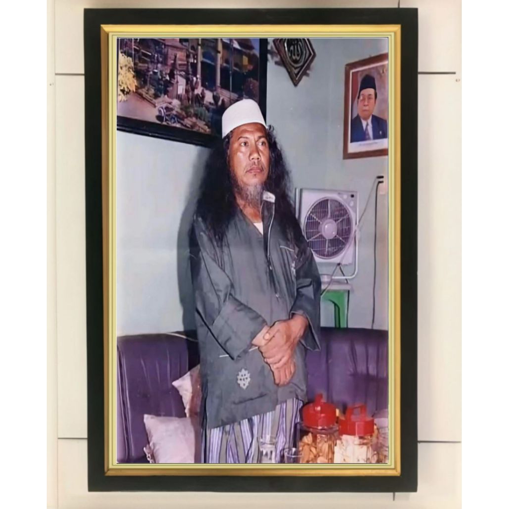 hiasan dinding lukisan cetak Gus Maksum jauhari plus bingkai ukuran 65*45