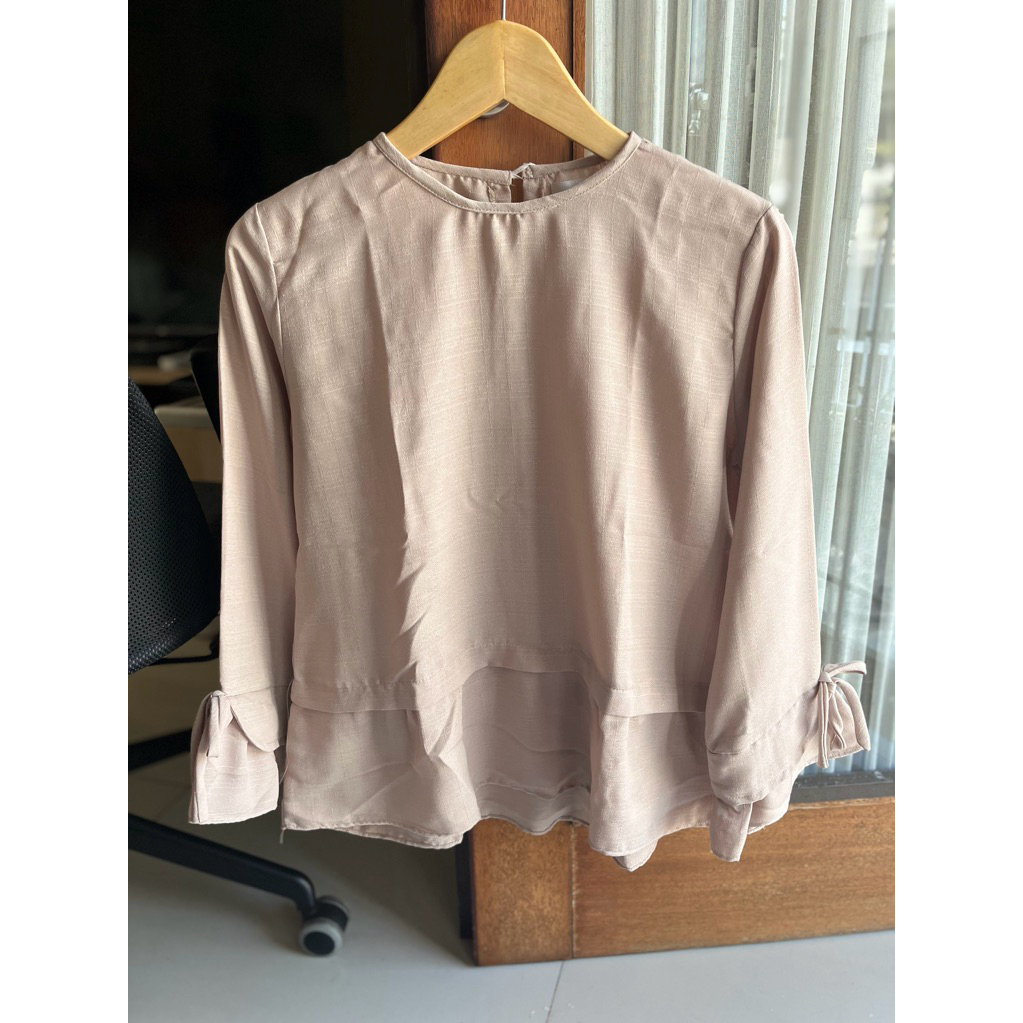 Blouse cream atasan wanita (preloved)