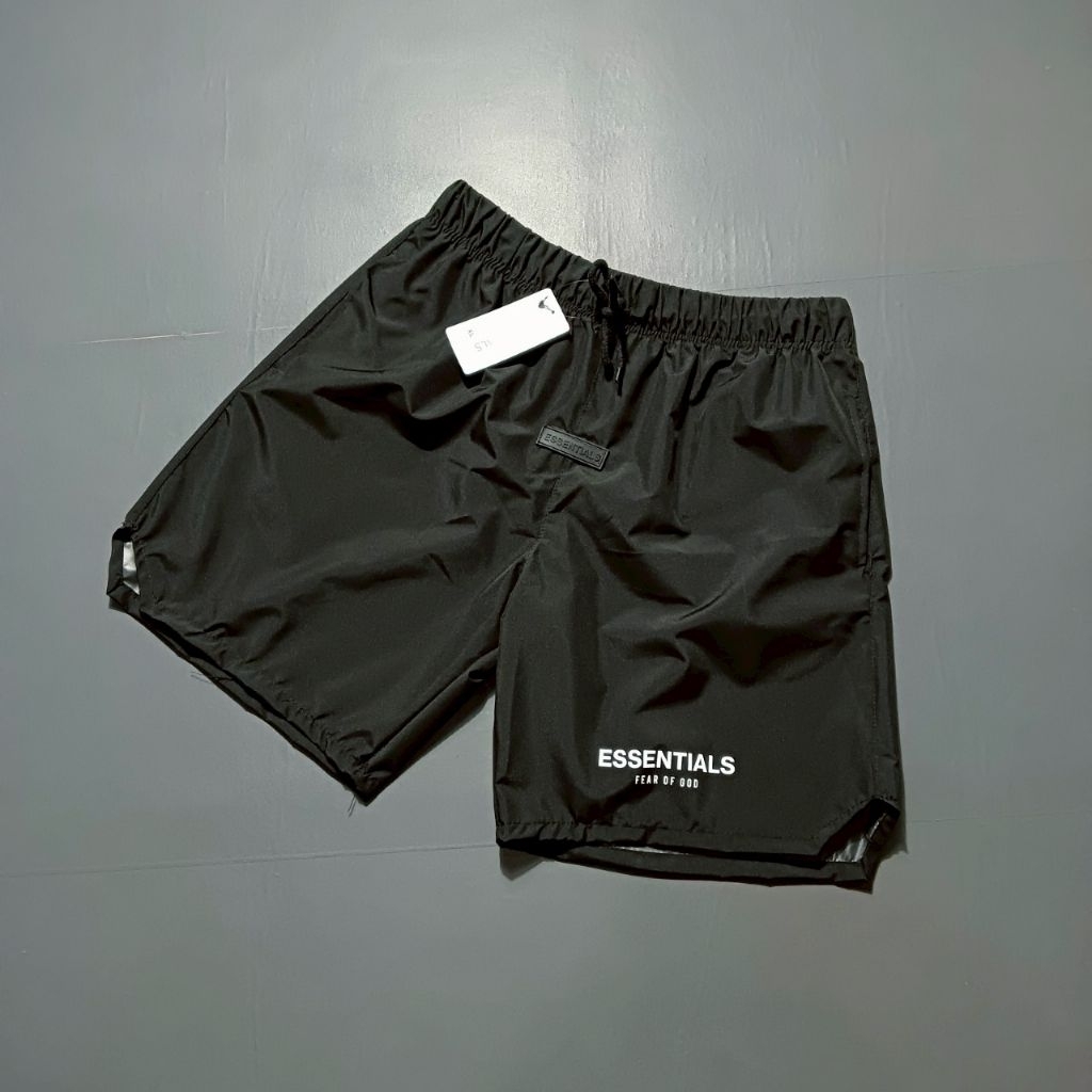 CELANA PENDEK ESSENTIALS FOG CRINGKLE FREE GANTUNGAN KUNCI