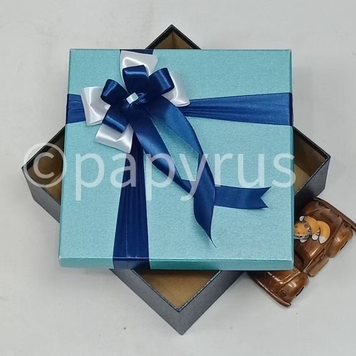 

PAPYRUS Kombinasi 25x25 Tinggi 5cm Kotak Kado Gift Box Hardbox Hampers Hadiah V3