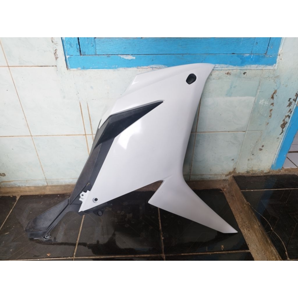 cover body pering fairing luar & dalam bagian kanan CBR150R facelift k45g/n warna putih glosi polos 