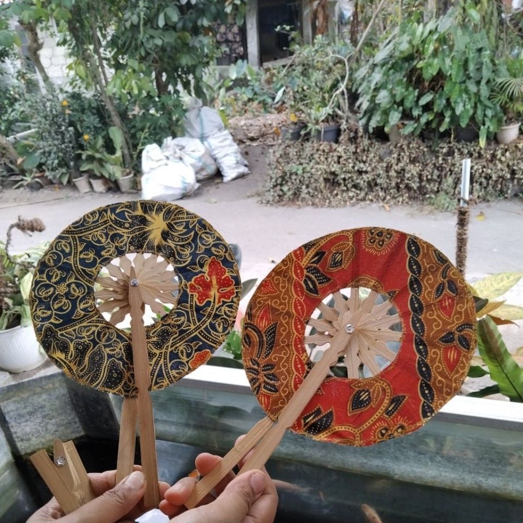 Kipas Batik Bulat Souvenir – Kipas Tangan Tradisional Motif Cantik
