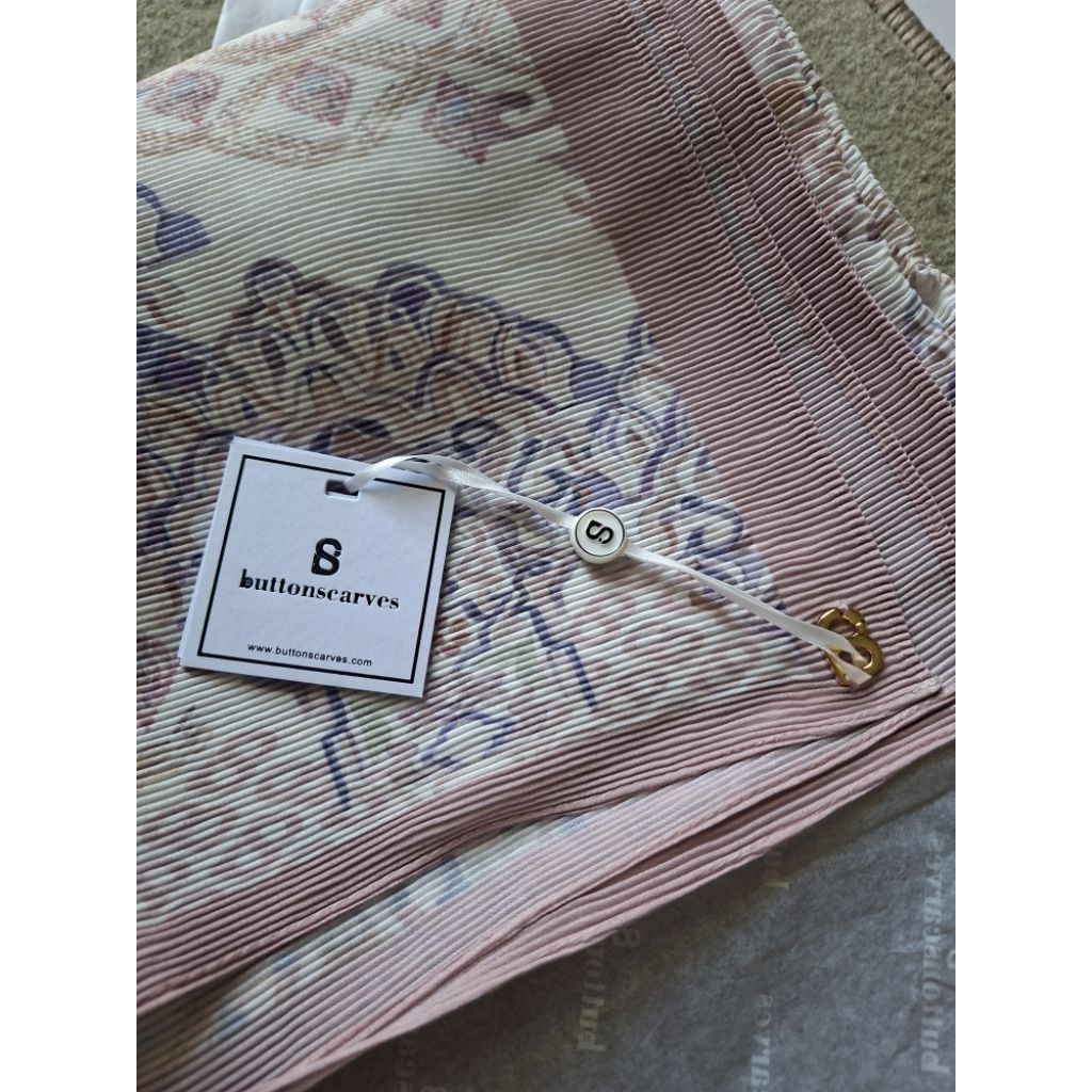 Buttonscarves Pleated Shawl ORI