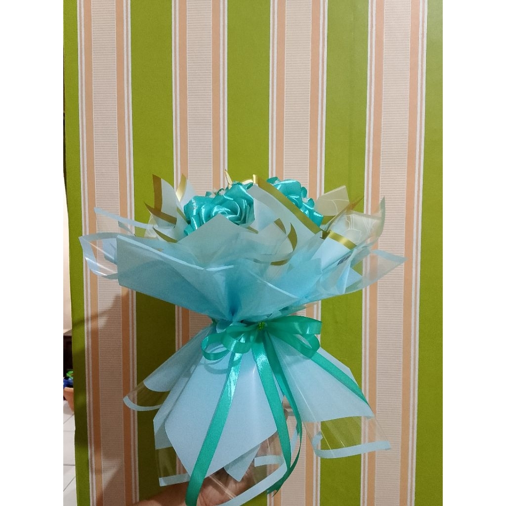 

Round bouquet pita satin 6 kuntum