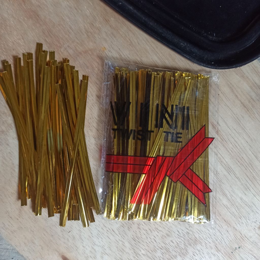 

isi 100 pcs tali kawat twist tie / tali jajan / tali emas