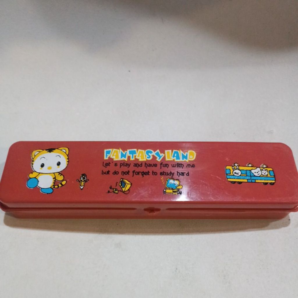 

kotak pensil termasuk isinya