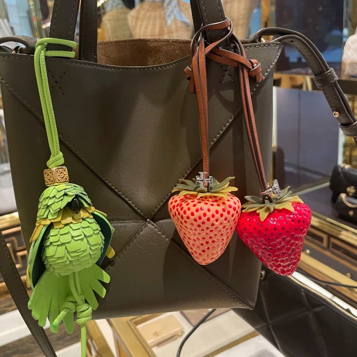 Gantungan Tas Premium Bunga kulit halus Tory Akrilis Strawberry Bag Pendant Keychain Estetik Gantung