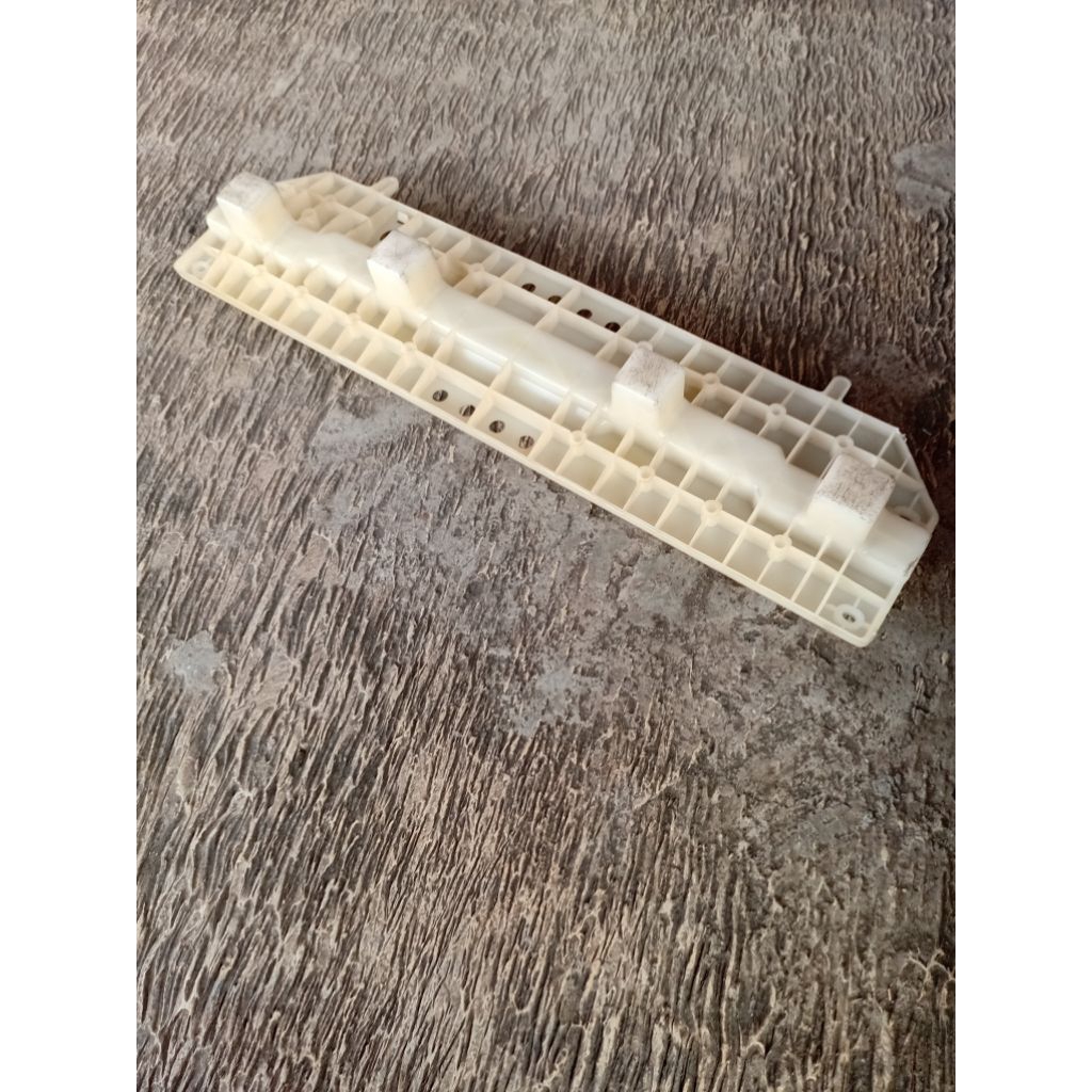 dudukan kaki  kulkas sanyo 1pintu