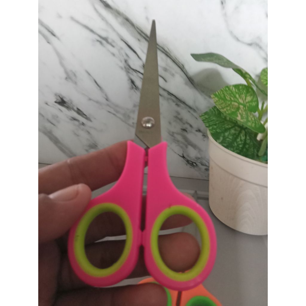 

Gunting besar warna warni