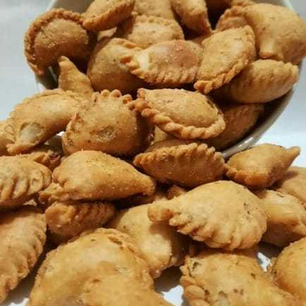 

PASTEL UDANG: KULIT RENYAH DENGAN ISIAN UDANG SEGAR YANG GURIH DAN LEZAT